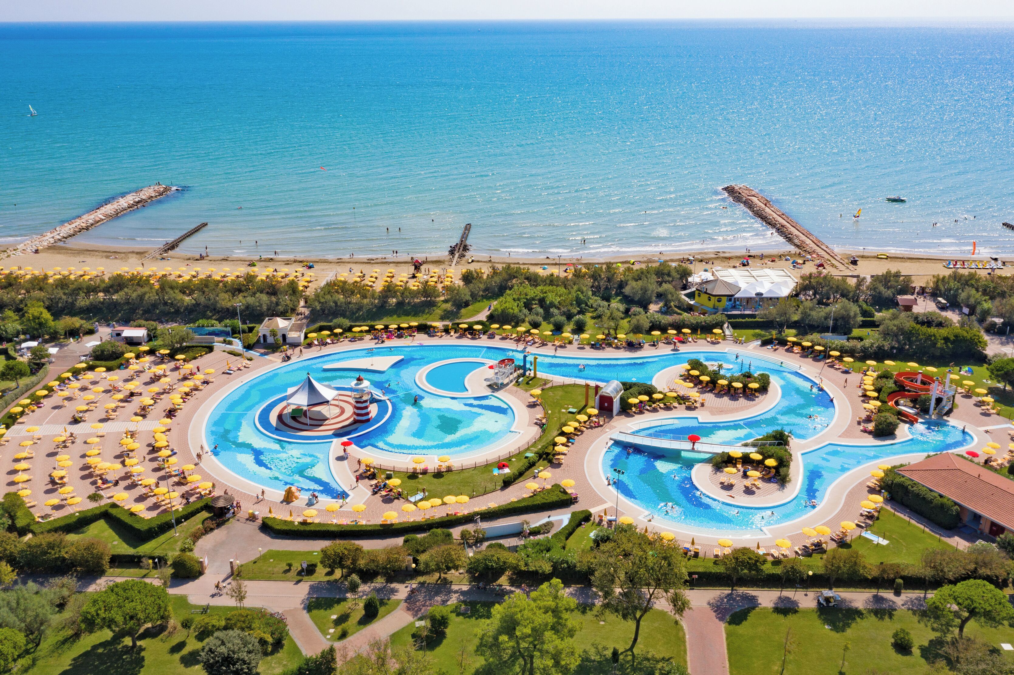 Außenpool (je nach Saison geöffnet), Sonnenschirme, Liegestühle