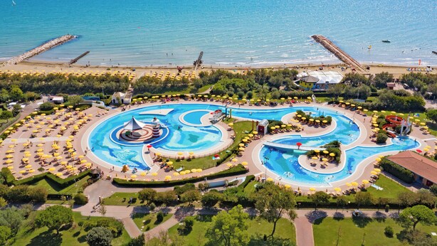 A large swimming pool complex with multiple water slides and a beach area. - Adria Holiday Pra' delle Torri (Caorle)