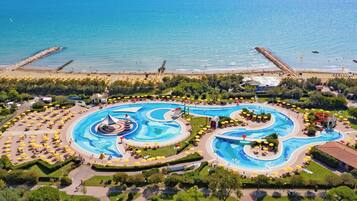 Seasonal outdoor pool, pool umbrellas, sun loungers