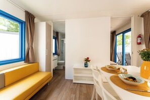 Basic Mobile Home, 2 Bedrooms, Kitchen | Living area - Adria Holiday Pra' delle Torri (Caorle)