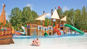 Piscina stagionale all'aperto, ombrelloni da piscina, lettini