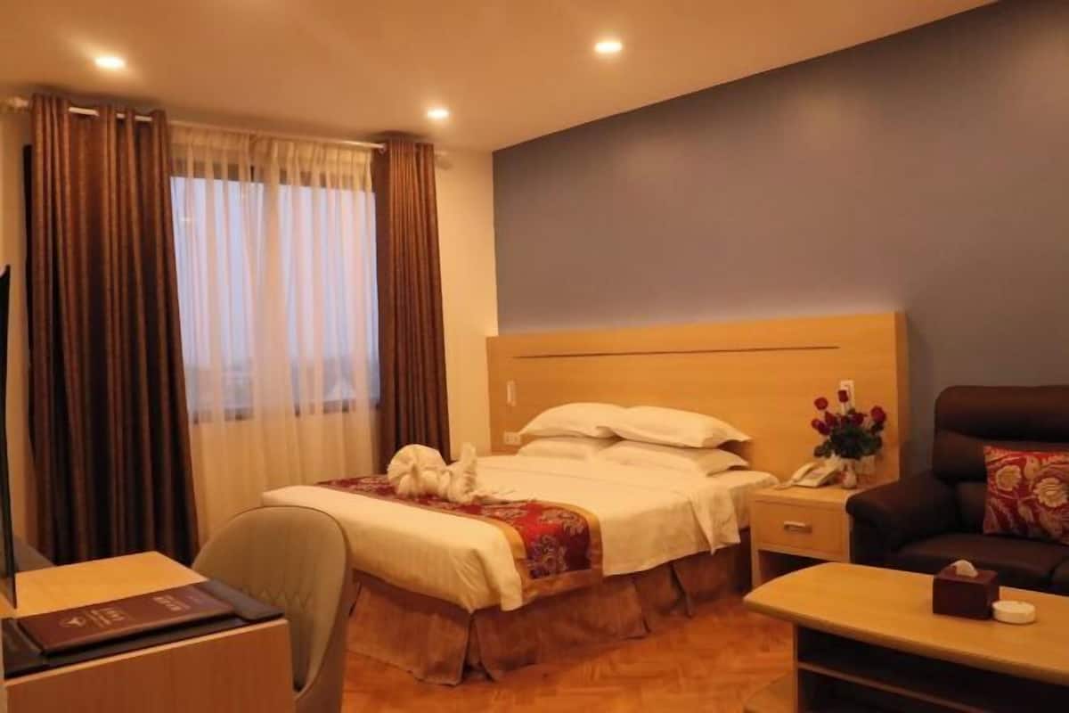 1 bilik tidur, bar mini, peti besi dalam bilik, meja