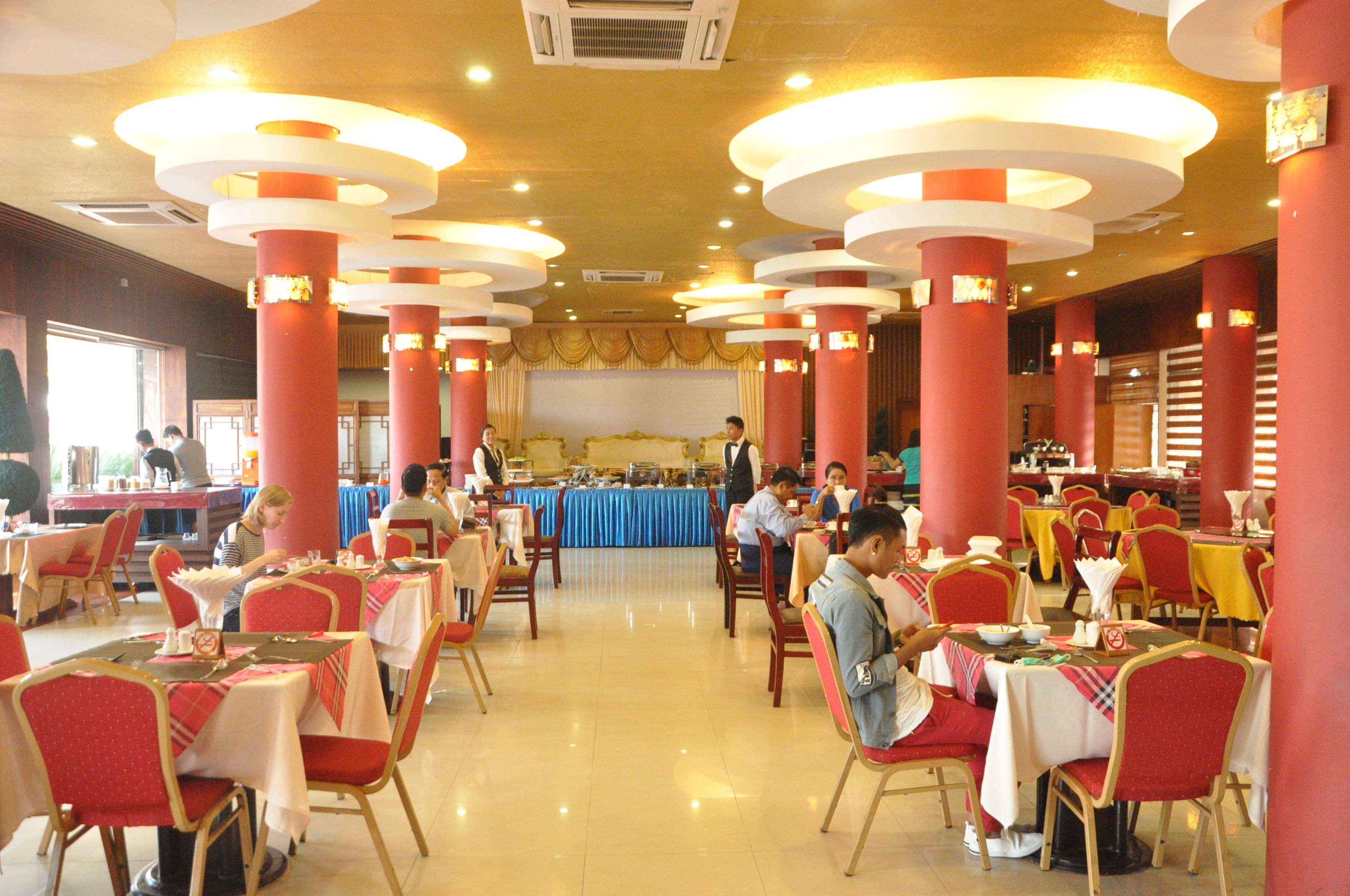 بوفيه فطور مجانًا يوميًا