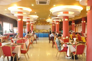 Free daily buffet breakfast - Great Wall Hotel (Mandalay)