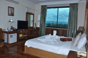 豪華客房 | 迷你吧、房內夾萬、書桌、遮光窗簾/窗簾