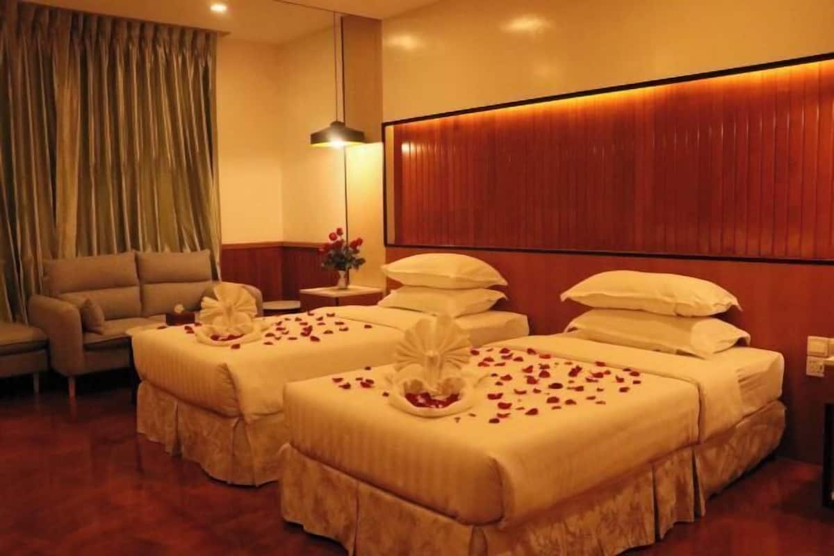 1 bilik tidur, bar mini, peti besi dalam bilik, meja