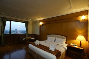 Minibar, in-room safe, desk, blackout drapes - Great Wall Hotel (Mandalay)