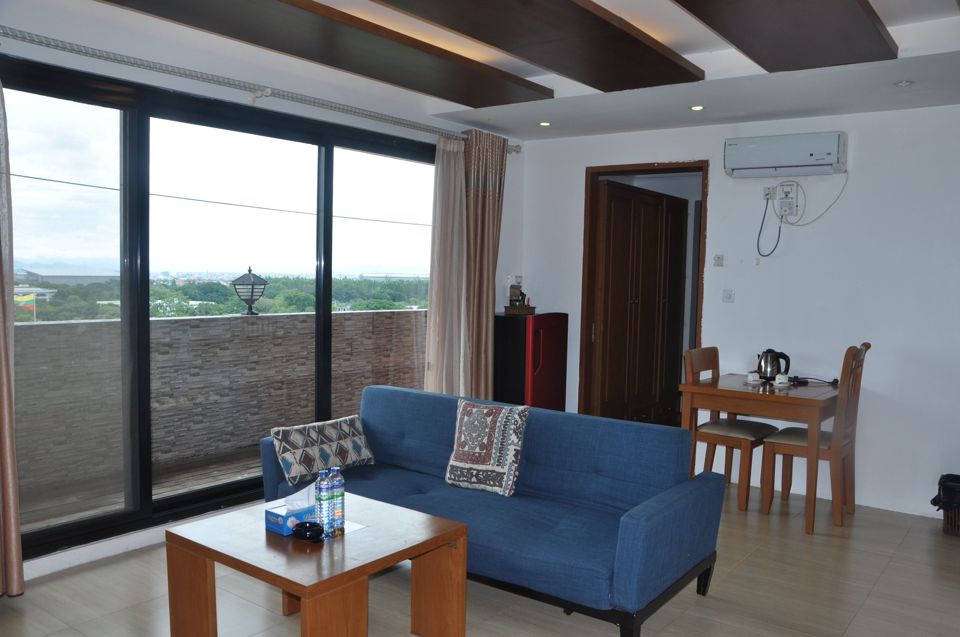 تلفزيون بشاشة مسطحة بحجم 32-بوصة يعرض قنوات فضائية، تلفزيون