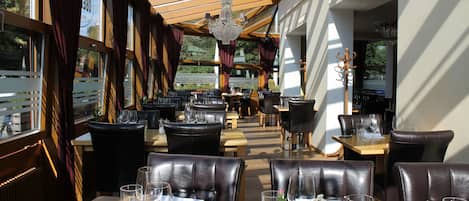Desayuno buffet diario (CHF 18 por persona)