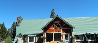 Eagle Crater Lake Inn
