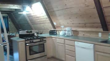 Traditional Chalet, 2 Bedrooms | Private kitchen | Microwave