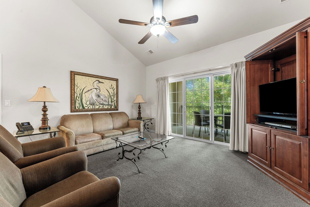 Traditional Loft, Multiple Beds, Jetted Tub | Living area | 40-inch TV with cable channels, DVD player