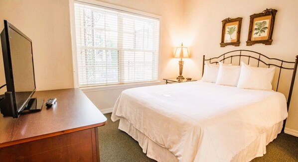 Condo estándar, 2 habitaciones, para no fumadores, cocina (1 King, 1 Queen, and 1 Sofa Bed) | 1 habitación, tabla de planchar con plancha, wifi gratis y ropa de cama 