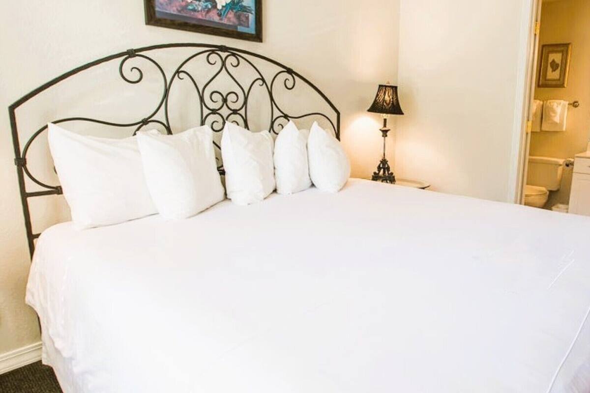 Condo estándar, 2 habitaciones, para no fumadores, cocina (1 King, 1 Queen, and 1 Sofa Bed) | 1 habitación, tabla de planchar con plancha, wifi gratis y ropa de cama