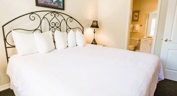 Apartamento Signature, 2 habitaciones, no fumadores, cocina (1 King, 1 Queen, and 1 Sofa Bed) | 1 dormitorio, tabla de planchar con plancha, wifi gratis y ropa de cama