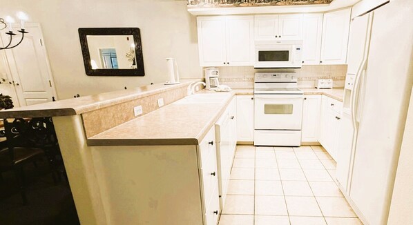 Traditional Loft, Multiple Beds, Jetted Tub | Private kitchen | Full-size fridge, microwave, oven, stovetop