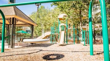 Tempat bermain anak - outdoor