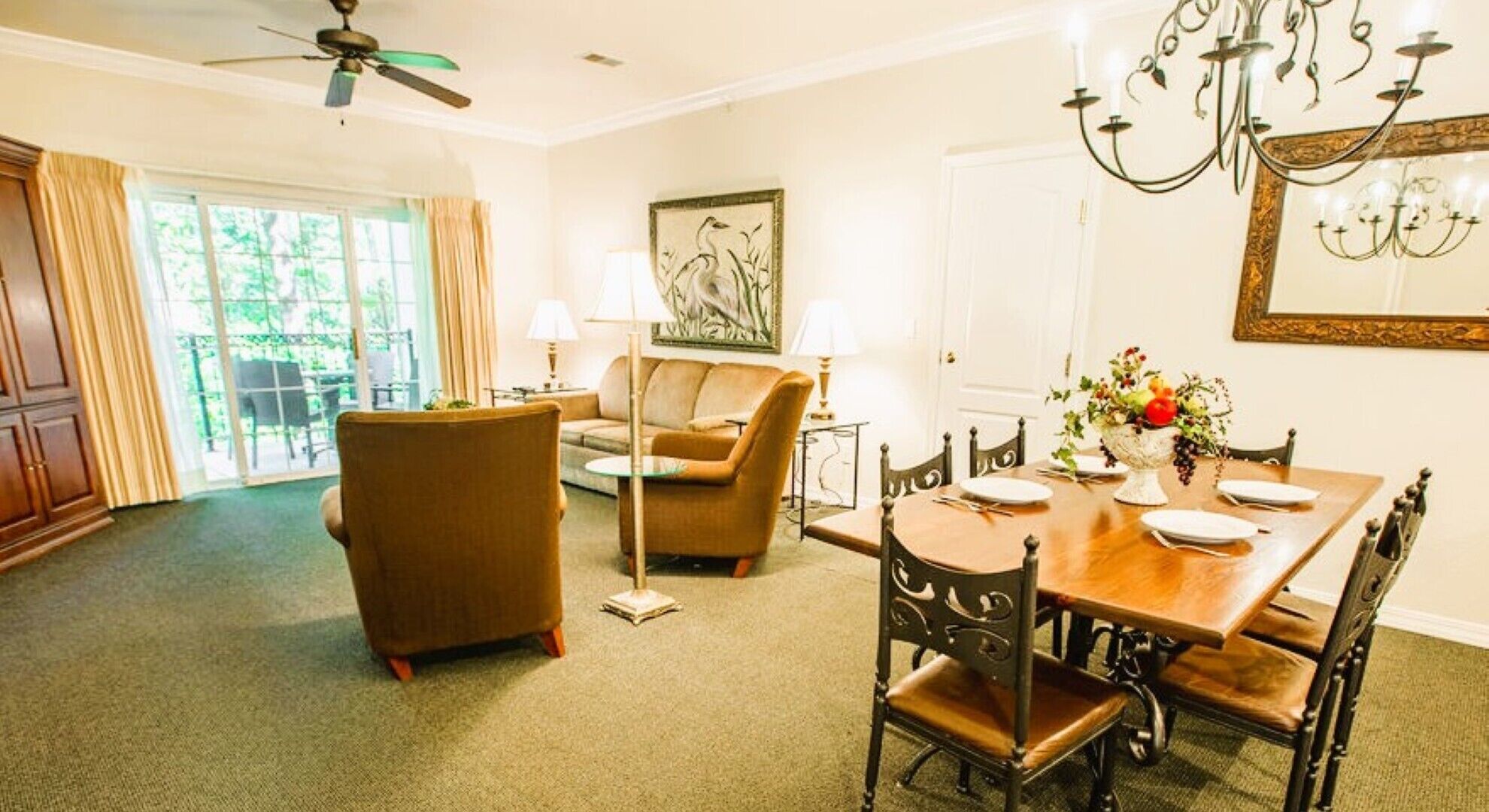 40-吋電視、有線頻道、 DVD 播放機