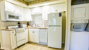 Condo Tiêu chuẩn, 1 phòng ngủ, không hút thuốc, bếp (1 King and 1 Sofa Bed) | 1 phòng ngủ, bàn ủi/dụng cụ ủi quần áo