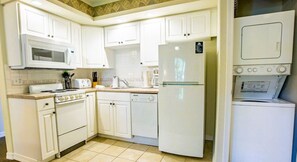 Condo estándar, 1 habitación, para no fumadores, cocina (1 King and 1 Sofa Bed) | 1 habitación, tabla de planchar con plancha, wifi gratis y ropa de cama 