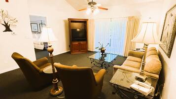 Traditional Loft, Multiple Beds, Jetted Tub | Living area | 40-inch TV with cable channels, DVD player