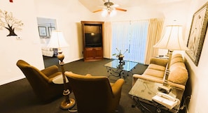 Traditional Loft, Multiple Beds, Jetted Tub | Living area | 40-inch TV with cable channels, DVD player