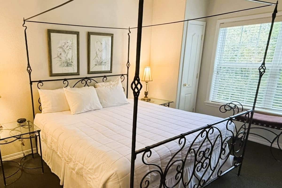 Traditional Loft, Multiple Beds, Jetted Tub | 1 bedroom, iron/ironing board, WiFi (free), alarm clocks