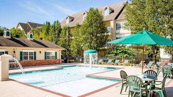 Hồ bơi ngoài trời