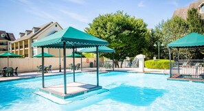 Una piscina al aire libre