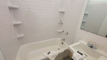 Combined shower/tub, free toiletries, hair dryer
