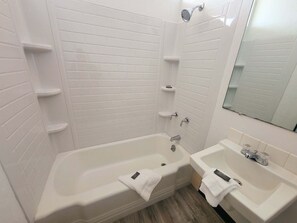 Combined shower/bathtub, free toiletries, hair dryer