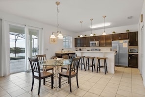 Private Home, 7 Bedroom, Pool, Lake View | Cuisine privée | Grand réfrigérateur, micro-ondes, plaque de cuisson, lave-vaisselle