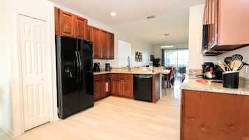 Luxury House, 5 Bedrooms, Private Pool, Lake View | Private kitchen | Full-sized fridge, microwave, stovetop, dishwasher