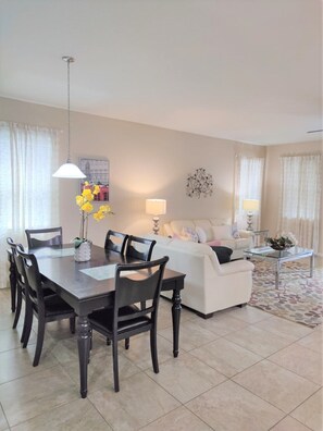 Private Home, 4 Bedroom, Pool, Lake View | Salle à manger