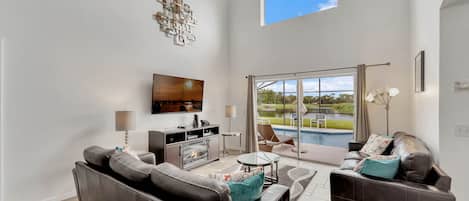 Sunrise Lake View Home, 5 Bedrooms, Private Pool - Lake Berkley | Wohnzimmer | 32-Zoll-Flachbildfernseher mit Kabelempfang, DVD-Player