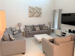 Lake Berkley Hideaway Home, 5 Bedrooms, Private Pool - Lake Berkley  | Wohnbereich | 32-Zoll-Flachbildfernseher mit Kabelempfang, DVD-Player