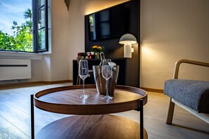 Habitación doble superior | Minibar, caja de seguridad en la habitación y escritorio 