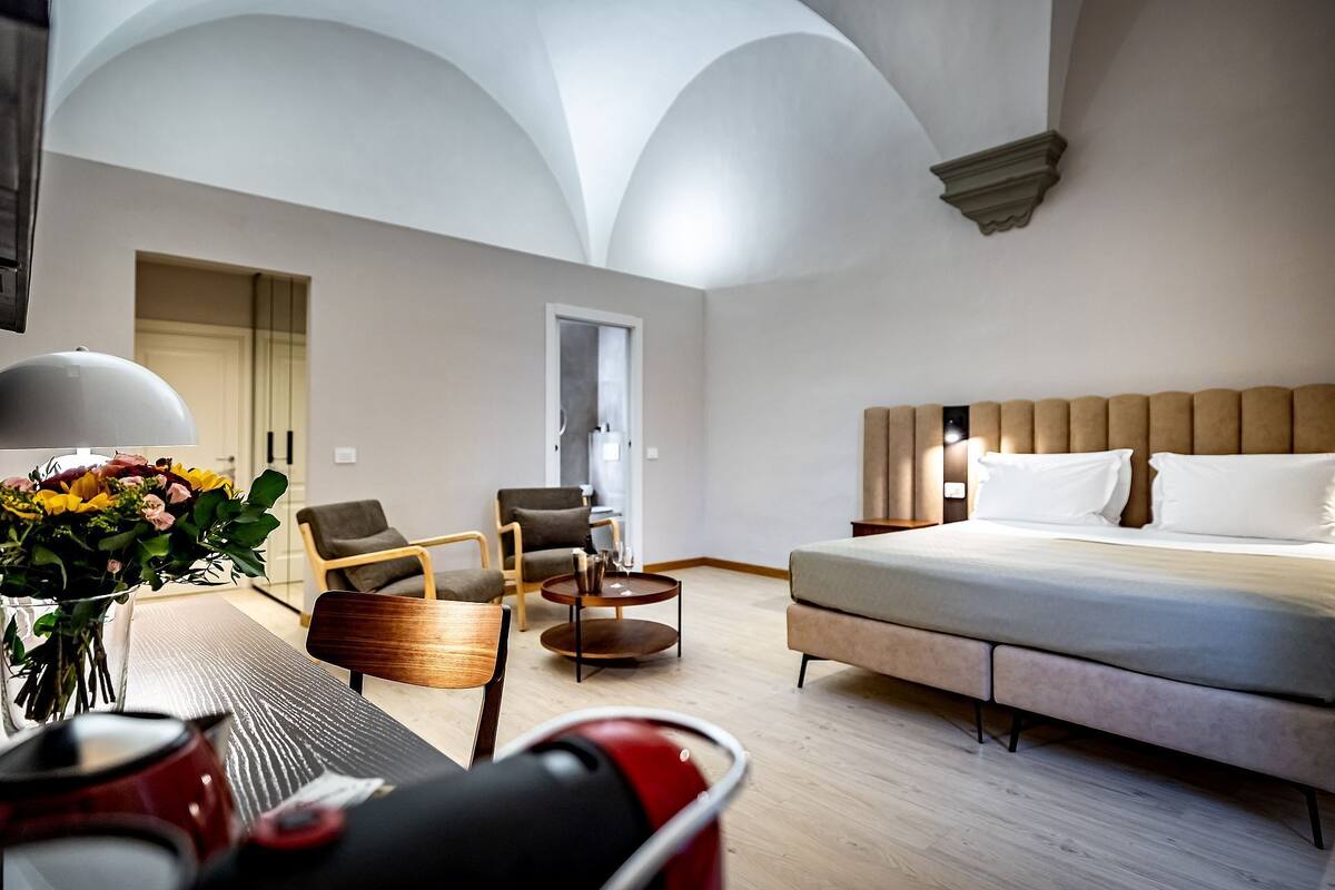 Superior Double Room | Minibar, in-room safe, desk, blackout drapes