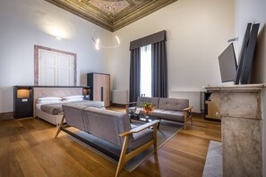 Suite clásica | Minibar, caja de seguridad en la habitación y escritorio 