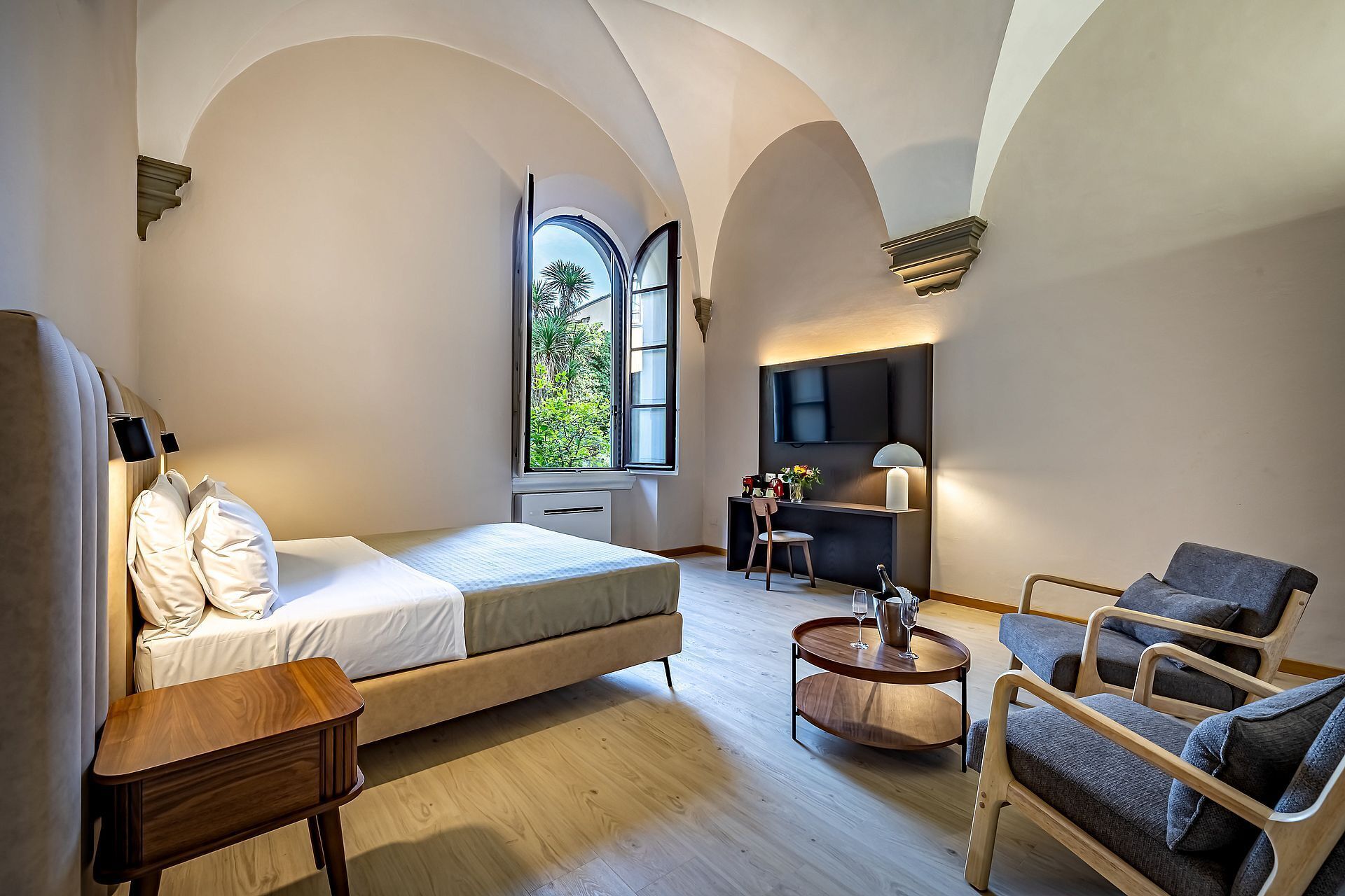 Superior Double Room | Minibar, in-room safe, desk, blackout drapes