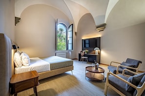 Superior Double Room | Minibar, in-room safe, desk, blackout curtains - Residenza D'Epoca Al Numero 8 (Florence)