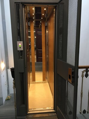 Elevator - Residenza D'Epoca Al Numero 8 (Florence)