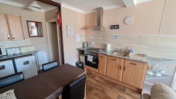 Apartment, 2 Bedrooms (Apartment 3) | Private kitchen | Fridge, microwave, oven, stovetop
