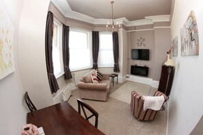 公寓, 1 间卧室 (Apartment 7) | 起居区 | 43-英寸智能电视 (配备数码频道)、电视