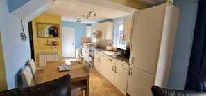 Cottage, 2 Bedrooms | Private kitchen | Fridge, microwave, oven, stovetop - Parterre Holiday Apartments (Sandown)