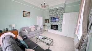 Apartment, 1 Schlafzimmer (Apartment 2) | Wohnbereich | 43-Zoll-Smart-TV mit Digitalempfang, Fernseher