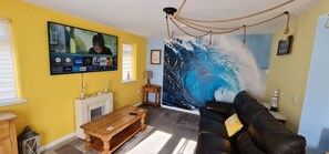 村舍, 2 间卧室 | 起居区 | 43-英寸智能电视 (配备数码频道)、电视