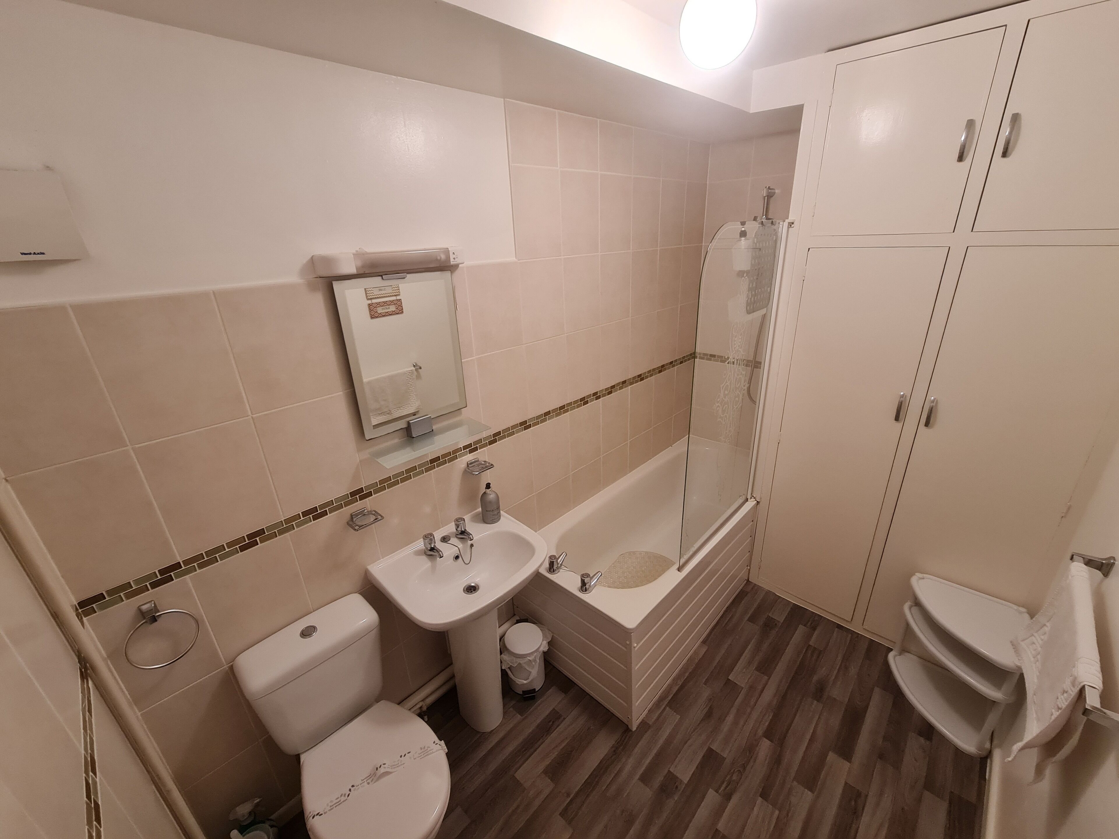 Une salle de bain avec des toilettes, un lavabo et une baignoire.
