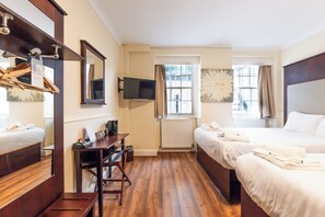 Habitación triple, baño privado (Double & Single Bed) | Escritorio, tabla de planchar con plancha, wifi gratis y ropa de cama