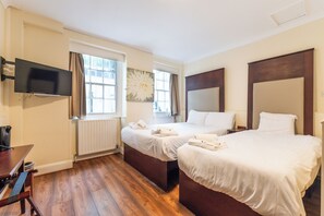 트리플룸, 앙스위트 (Double & Single Bed) | 책상, 다리미/다리미판, 무료 WiFi, 침대 시트